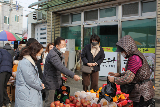 경북행복재단 이욱열(사진 중앙) 대표이사가 임·직원들과 함께 전통시장 살리기 장보기를 하고 있다. 경북행복재단 제공
