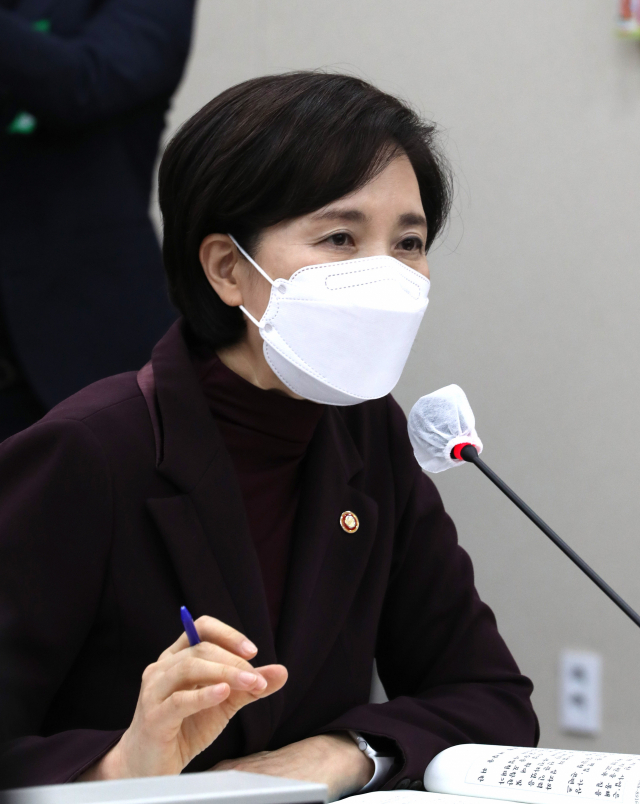 유은혜 사회부총리 겸 교육부장관이 16일 오전 서울 여의도 국회 교육위원회 전체회의에 출석해 의원들의 질의에 답변하고 있다. 연합뉴스