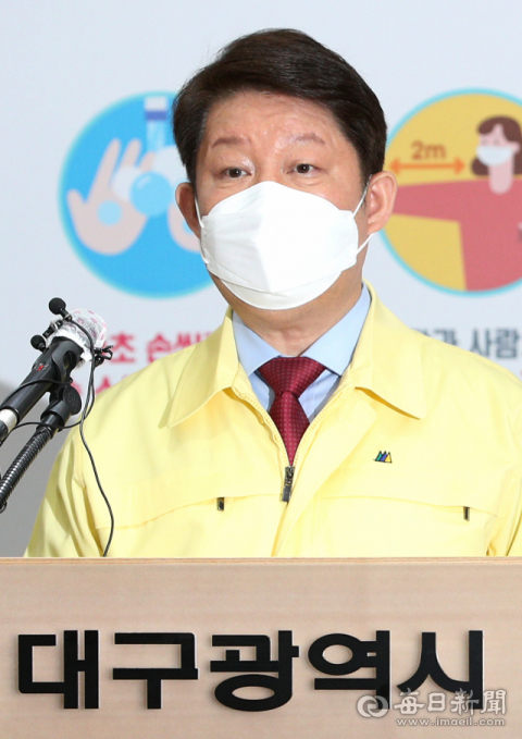 권영진 대구시장이 16일 대구시청에서 페놀유출사고 30년을 맞아 정부와 시·도민께 드리는 호소문을 발표하고 있다. 성일권 기자 sungig@imaeil.com