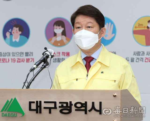권영진 대구시장이 16일 대구시청에서 페놀유출사고 30년을 맞아 정부와 시·도민께 드리는 호소문을 발표하고 있다. 성일권 기자 sungig@imaeil.com
