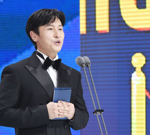 31일 오후 서울 송파구 올림픽체조경기장에서 열린 제30회 하이원 서울가요대상에서 그룹 신화의 김동완이 본상 수상자를 발표하고 있다. 연합뉴스
