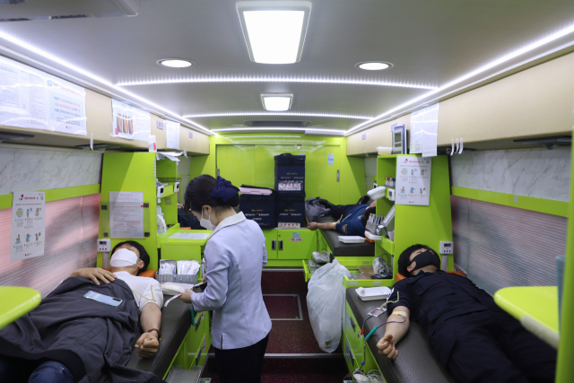 수성경찰서 직원들이 헌혈하는 모습. 대구 수성경찰서 제공.