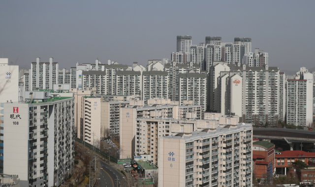 사진은 16일 서울 응봉산에서 바라본 시내 아파트 단지 모습. 연합뉴스