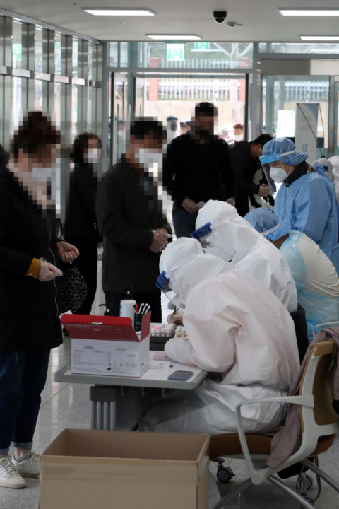 15일 오후 광주 광산구 하남산업단지 혁신지원센터에 마련된 임시선별진료소에서 외국인 고용 사업장 관계자와 이주노동자 등이 신종 코로나바이러스 감염증(코로나19) 진단검사 절차를 안내받고 있다. 광주시는 외국인 5인 이상 사업장을 대상으로 코로나19 선제 검사를 시행 중이다. 연합뉴스