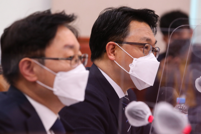 김진욱 고위공직자 범죄수사처(공수처) 처장이 16일 국회에서 열린 법제사법위원회 전체회의에서 의원들의 질의에 답변하고 있다. 연합뉴스