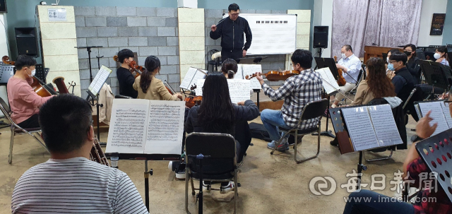 지난해 생활문화 동호회에 참여한 이들이 악기를 연주하고 있다. 대구문화재단 제공