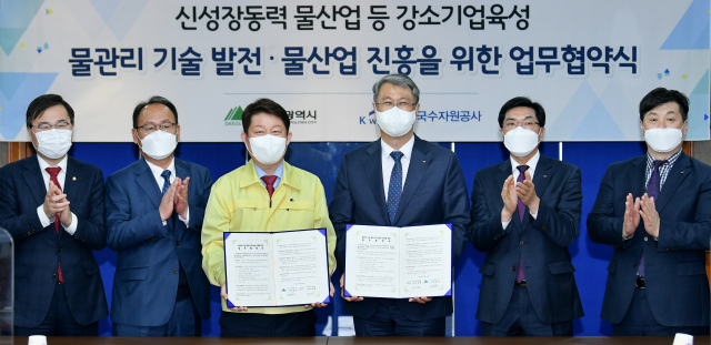 15일 한국수자원공사와 대구시 간 업무협약식에서 권영진 대구시장과 박재현 수자원공사 사장이 기념촬영을 하고 있다. 한국수자원공사 제공