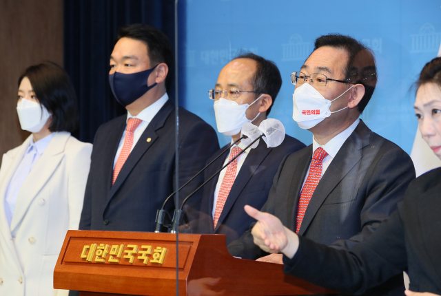 국민의힘 주호영 원내대표와 원내대표단이 16일 국회 소통관에서 LH 부동산 투기 사태와 관련해 특검 및 국정조사, 국회의원과 청와대 등의 전수조사를 요구하고 있다. 연합뉴스