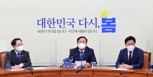 더불어민주당 김태년 당대표 직무대행이 16일 서울 여의도 국회에서 기자간담회를 하고 있다. 연합뉴스