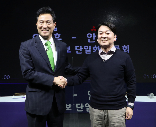 국민의힘 오세훈 서울시장 후보와 국민의당 안철수 서울시장 후보가 15일 오후 서울 영등포구 더플러스 스튜디오에서 채널A 주관으로 열린 후보 단일화 TV토론회에 앞서 기념촬영을 하고 있다. 연합뉴스