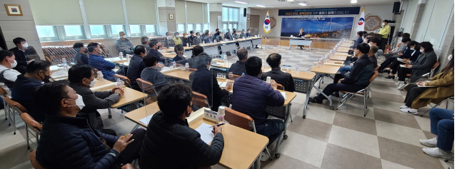 영양군이 다양한 농업정책을 통해 고추 등 지역 특산 농산물을 전국 으뜸 평가를 받도록 하고 있다. 사진은 오도창 영양군수가 군민과의 대화를 통해 영양군의 정책을 소개하고 있다. 엄재진 기자