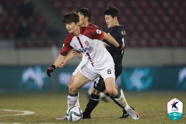 프로축구 성남은 10일 탄천종합운동장에서 열린 서울과 프로축구 하나원큐 K리그1 2021 3라운드 홈 경기에서 후반 42분 