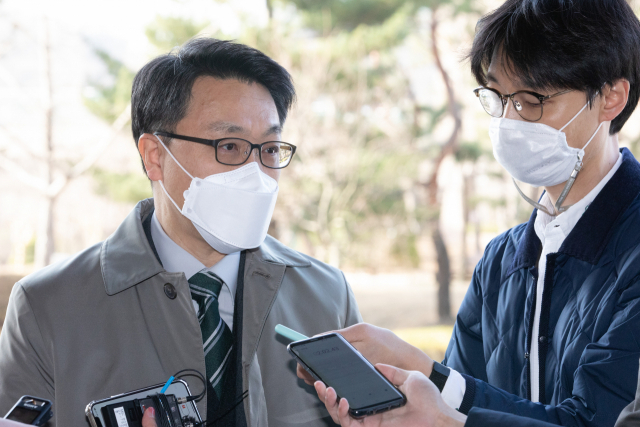 김진욱 고위공직자범죄수사처장이 17일 오전 정부과천청사 공수처로 출근하며 취재진 질문에 답하고 있다. 연합뉴스
