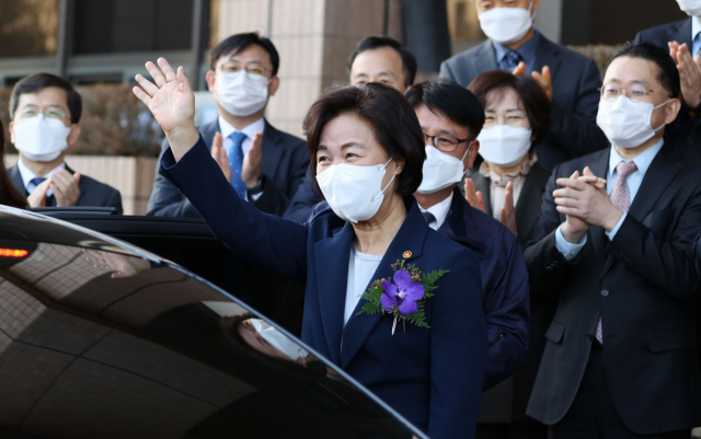 추미애 전 법무부 장관이 윤석열 전 검찰총장을 잡을 사람은 본인 밖에 없다는 프레임으로 대선에 출마할 것이라는 관측이 나왔다. 사진은 추미애 전 법무부 장관이 지난 27일 오후 경기 정부과천청사에서 열린 법무부 장관 이임식을 마치고 나와 기념촬영 후 인사하고 있는 모습. 연합뉴스