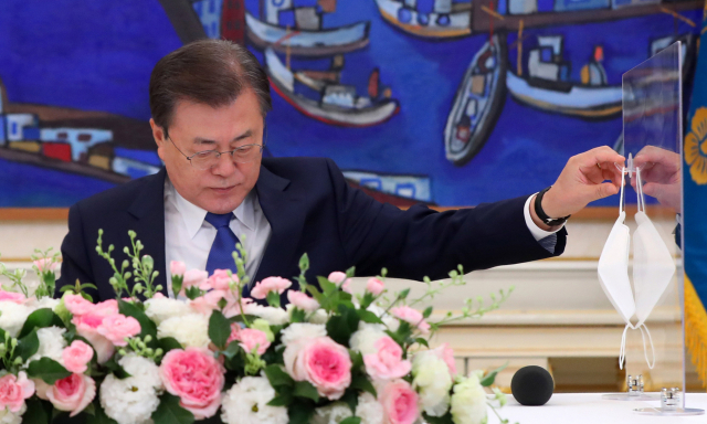 문재인 대통령이 16일 오후 청와대에서 한-중남미 디지털협력포럼에 참석하는 중남미 4개국 장관 및 대사 접견에서 발언을 준비하고 있다. 연합뉴스