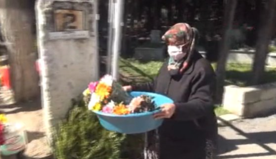 어머니 굴스렌이 공동묘지 근처에서 꽃을 팔고 있는 모습. 트위터 갈무리