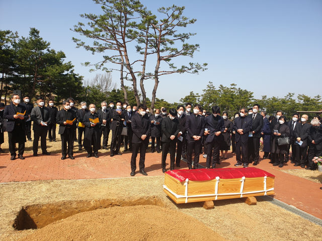 고(故) 이문희 바울로 대주교가 17일 가톨릭군위묘원 성직자묘역에 안장됐다. 이현주기자
