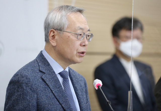 예방접종 피해조사반장인 김중곤 서울의료원 소아청소년과장이 8일 오후 충북 청주시 질병관리본부에서 신종 코로나바이러스 감염증(코로나19) 예방접종 후 사망 사례와 백신 접종 간 연관성이 있는지를 검토한 회의 결과를 발표하고 있다. 연합뉴스