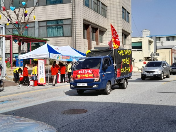 울진 왕피천과 불영계곡 국립공원 지정 추진에 반대하는 주민들이 차량을 이용해 반대홍보를 하고 있다. 반대주민 제공