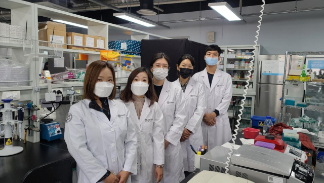 허향숙(왼쪽 두 번째) 뇌연구원 책임연구원 연구팀이 실험실에서 기념 촬영을 하고 있다. 한국뇌연구원 제공