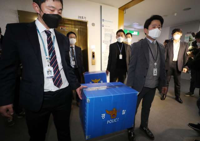 한국토지주택공사(LH) 직원들의 경기 광명·시흥 신도시 투기 의혹을 수사 중인 경찰이 17일 오후 세종시 정부세종청사 국토교통부 공공주택추진단과 공공택지기획과 사무실 압수수색을 마친 뒤 압수품을 옮기고 있다. 연합뉴스