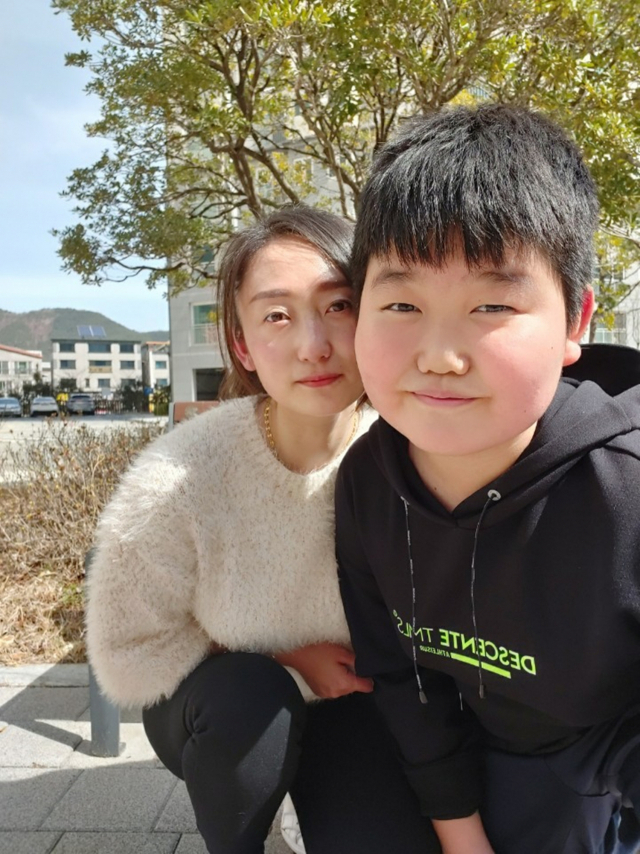 최근 대구 비슬초교 전교학생회 부회장에 당선된 최민기 군과 중국 출신인 어머니 최보경 씨. 밝고 씩씩하게 자란 최 군에겐 다문화 가정 출신이라는 점도 걸림돌이 되지 않았다. 비슬초교 제공