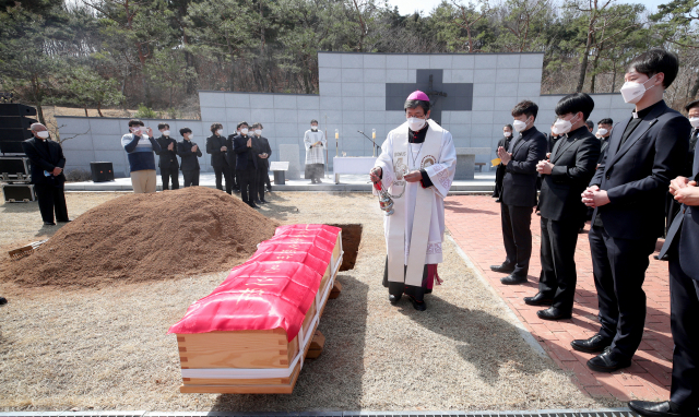 17일 오후 경북 군위군 가톨릭묘원에서 대구대교구 제8대 교구장 이문희 바울로 대주교의 하관예절이 진행되고 있다. 김영진 기자 kyjmaeil@imaeil.com