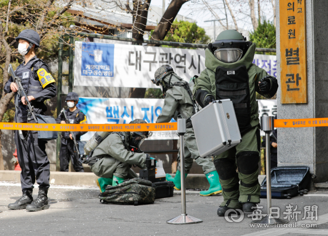 17일 대구 중구 지역접종센터에서 폭발물 의심 물체 신고를 가정한 방호 훈련이 열린 가운데 경찰과 군이 폭발물을 발견해 해체하고 있다. 50사단이 주관한 이번 훈련에는 중구청과 경찰, 병원, 보건소 관계자가 참여해 백신 탈취 시도, 화재 등 백신 접종 시 발생할 수 있는 긴박한 상황을 가정해 진행됐다. 우태욱 기자 woo@imaeil.com