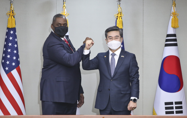 서욱 국방부 장관이 17일 오후 서울 용산구 국방부에서 열린 한미 국방장관회담에서 로이드 오스틴 미국 국방부 장관과 인사한 뒤 기념 촬영을 하고 있다. 연합뉴스