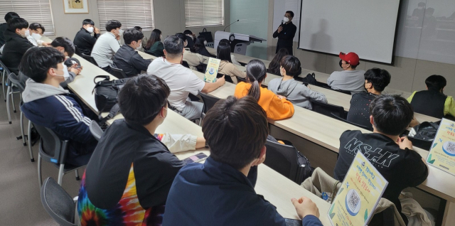 경운대 벽강중앙도서관에서 