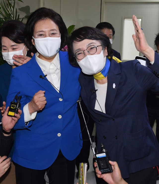 더불어민주당 박영선 서울시장 후보와 열린민주당 김진애 서울시장 후보가 지난 16일 서울 영등포구 한국노총을 방문, 김동명 한국노총위원장과의 간담회를 마치고 나와 포즈를 취하고 있다. 연합뉴스