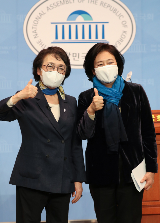 더불어민주당 박영선 서울시장 후보(오른쪽)가 17일 국회 소통관에서 열린민주당 김진애 후보와의 단일화 경선에서 승리한 뒤 함께 엄지 손가락을 들어보이고 있다. 연합뉴스
