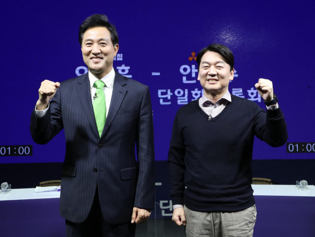 국민의힘 오세훈 서울시장 후보와 국민의당 안철수 서울시장 후보가 15일 오후 서울 영등포구 더플러스 스튜디오에서 채널A 주관으로 열린 후보 단일화 TV토론회에 앞서 기념촬영을 하고 있다. 연합뉴스