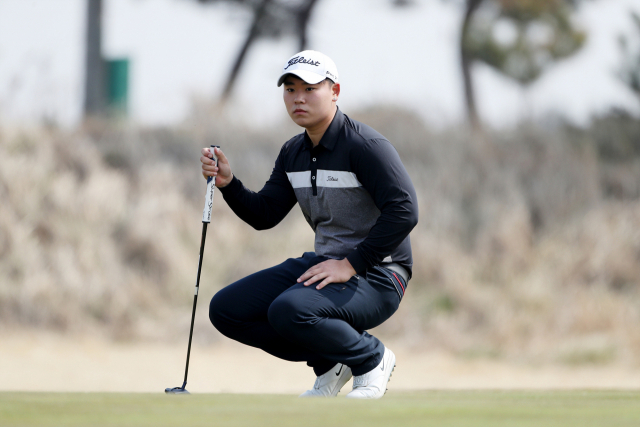 11일 전북 군산에 위치한 군산CC에서 열린 2021 KPGA 윈터투어 5회 대회 1라운드 17번 홀에서 김의인이 퍼팅 라인을 살피고 있다. [KPGA 제공. 재판매 및 DB 금지] 연합뉴스