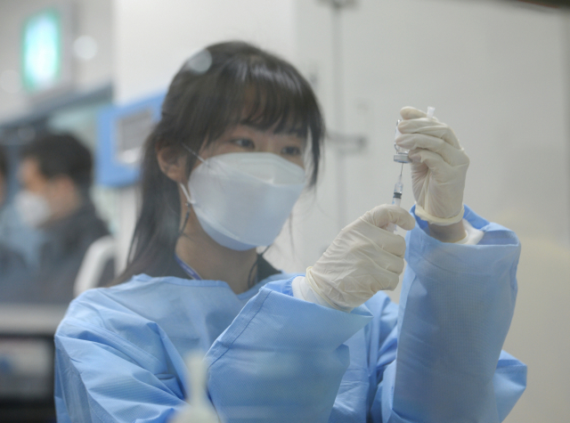 17일 오전 충남 천안시 서북구 실내테니스장에 마련된 예방접종센터에서 실시된 지역 예방접종센터 모의훈련에서 의료진이 백신을 준비하고 있다. 연합뉴스
