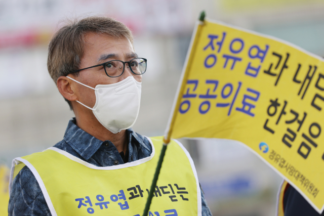 신종 코로나바이러스 감염증(코로나19) 1차 유행 당시 의료체계 공백으로 숨진 정유엽 군의 아버지 정성재 씨가 17일 오전 서울 구로구 대림역 인근에서 코로나19 의료공백 진상규명, 재발 방지 대책 마련, 공공의료 강화를 요구하는 행진을 하고 있다. 연합뉴스