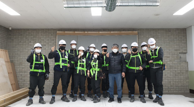 영진전문대 실내건축시공관리반 2학년생들이 지난해 교내 전용 실습실에서 국보디자인 현장 전문가가 진행한 실습교육 후 기념촬영을 하고 있다. 영진전문대 제공