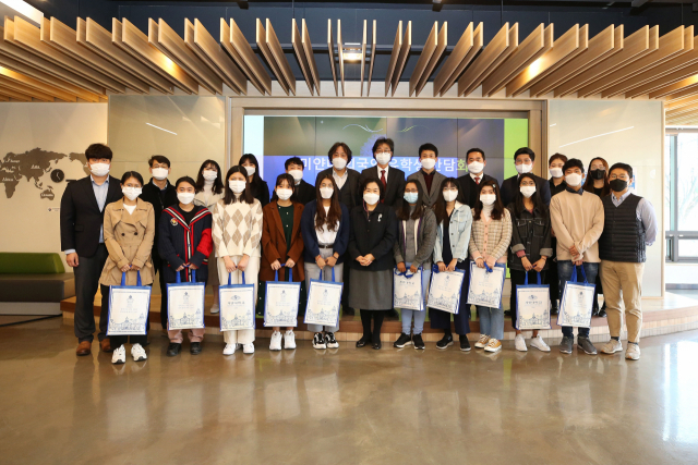 계명대 관계자들이 최근 미얀마 유학생들과 간담회를 가진 뒤 기념촬영을 하고 있다. 계명대 제공
