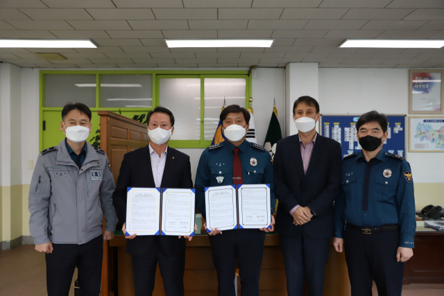 경북 의성경찰서와 농협중앙회 의성군지부가 영농철 일손 지원에 대한 협약을 체결하고 기념 사진을 촬영하고 있다. 의성군지부 제공