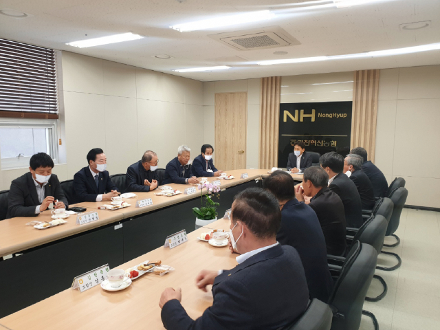 18일 김춘안 농협 경북지역본부장과 김천지역내 11개 농협 조합장들이 농협김천시지부에 모여 범농협 소통 및 협력 강화를 위한 