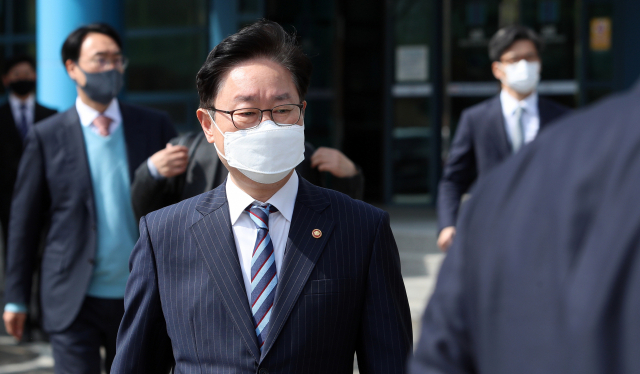 박범계 법무부 장관이 18일 대구지방검찰청 상주지청에 찾아 검찰 관계자들을 격려 후 떠나고 있다. 박 장관은 이날 직원 격려차 상주지청을 방문했다. 연합뉴스