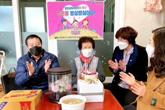 방촌생일축하단이 지난 16일 생일을 맞이한 방촌동의 85세 어르신 가정을 방문해 생일 축하 노래를 불러주고 있다.