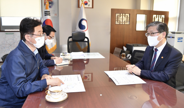 이철우(왼쪽) 경상북도지사가 18일 변창흠(오른쪽) 국토교통부 장관을 만나 대구경북선 등 지역 현안 SOC 사업 추진을 위한 건의를 하고 있다. 경북도 제공
