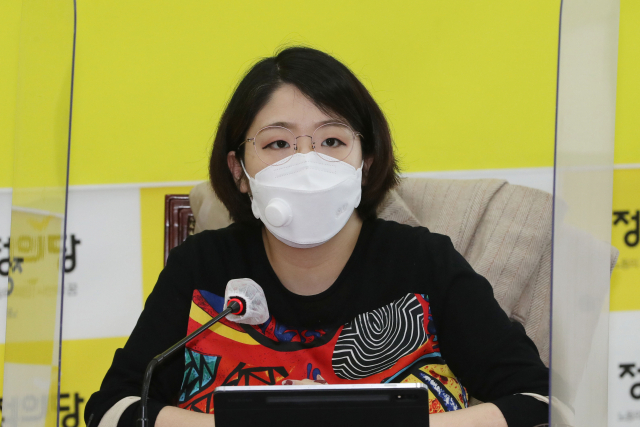 기본소득당 용혜인 의원이 16일 오후 서울 여의도 국회에서 국회의원 전수조사 관련 비교섭단체 원내대표 대책회의를 마치고 회의 내용을 브리핑하고 있다. 연합뉴스