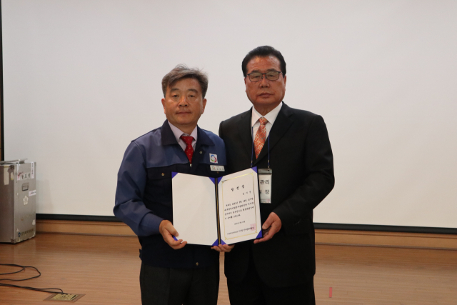 제15대 염색공단 이사장에 당선된 김이진(왼쪽) 이사장이 당선증을 받았다. 대구염색산업단지관리공단 제공