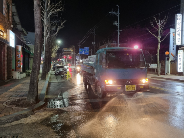 영주시가 살수차를 이용, 영수용액 제거 작업을 하고 있다. 영주시 제공