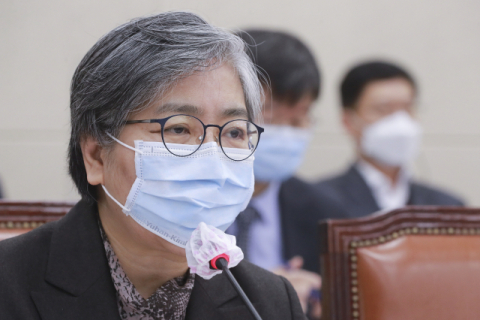 정은경 질병관리청장이 17일 국회에서 열린 보건복지위원회 전체회의에서 답변하고 있다. 연합뉴스