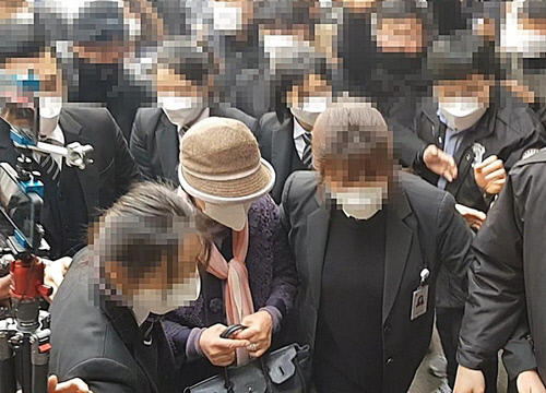 윤석열 전 검찰총장 장모 최모씨(사진 중앙 갈색 모자를 쓴 사람). 자료사진. 연합뉴스