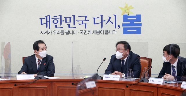 정세균 국무총리(왼쪽부터), 더불어민주당 김태년 당대표 직무대행, 김상조 청와대 정책실장이 19일 오전 국회 당대표회의실에서 열린 제3차 고위당정협의회에서 대화하고 있다. 연합뉴스