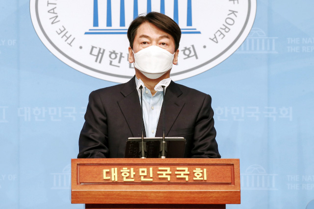 국민의당 안철수 서울시장 후보가 19일 국회 소통관에서 긴급 기자회견을 열고 국민의힘의 단일화 요구를 수용하겠다고 발표하고 있다. 안 후보는 